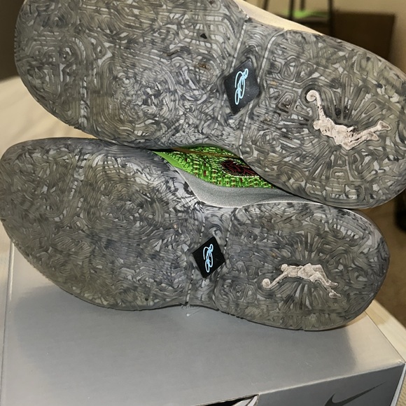 Lebron c (PS) 8/10 - Picture 5 of 7